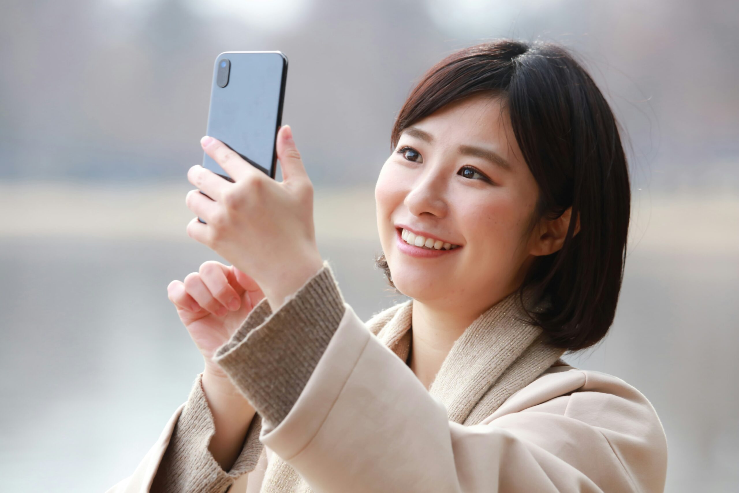 WEB検索で「自撮り コツ」と調べたことのある方は多い。自撮りのコツを試してみよう。と印象が大きく変わる。