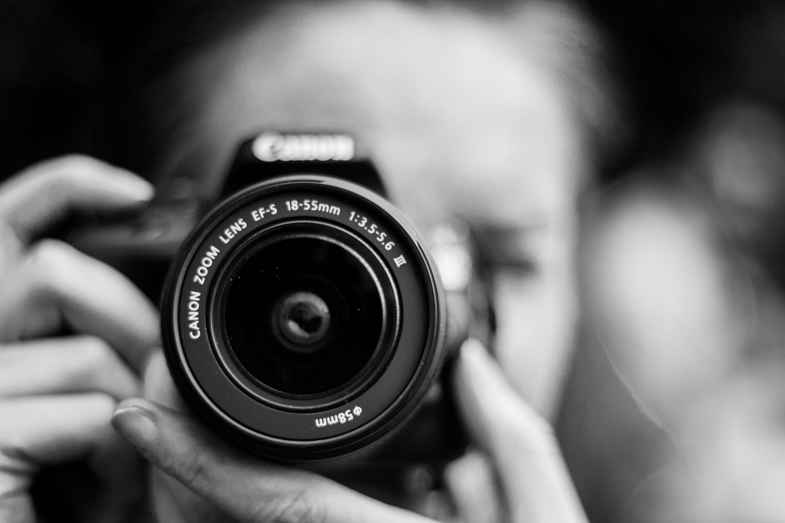 プロのカメラマンに写真を依頼する選択肢もある。
