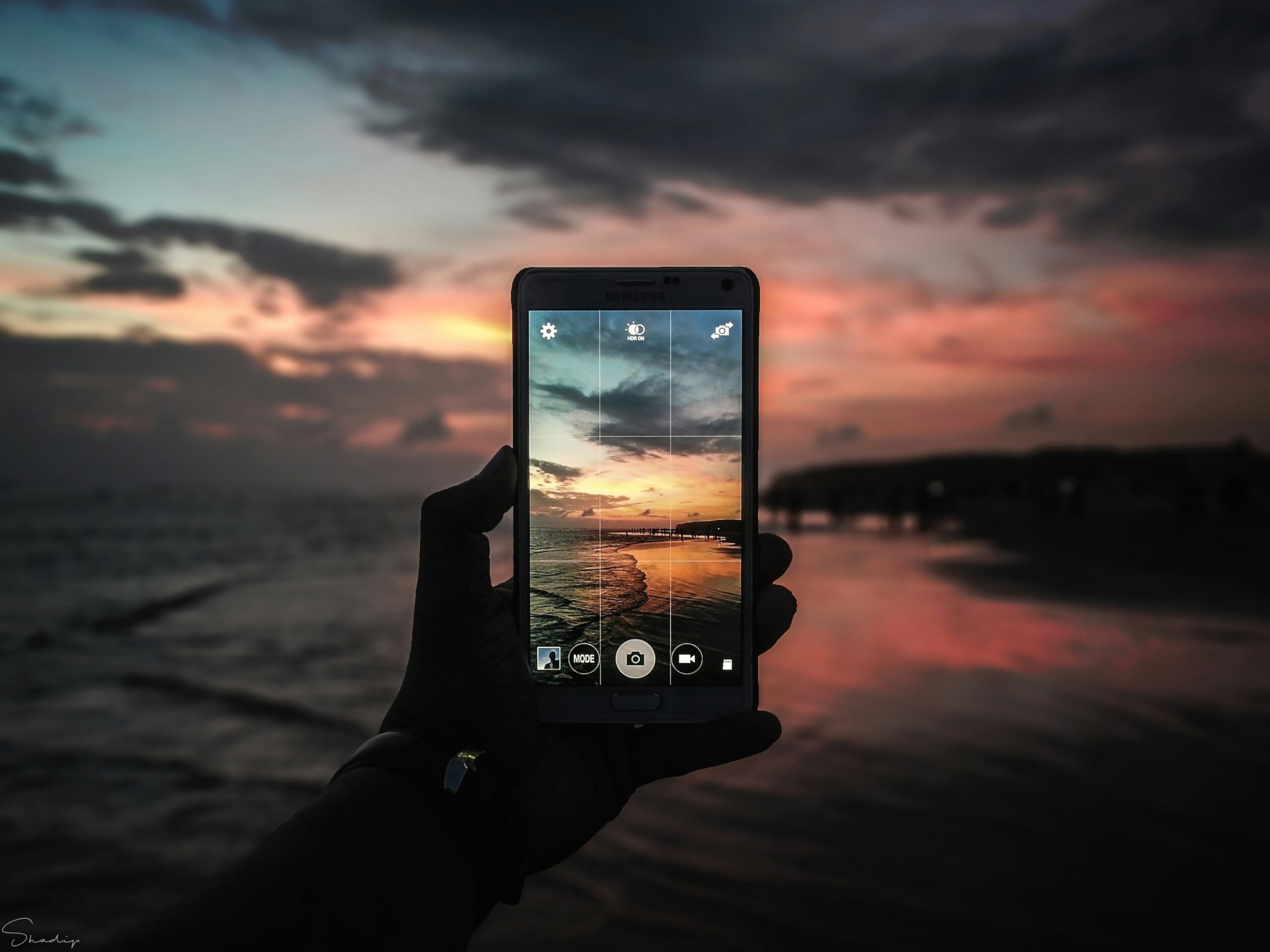 スマートフォンで撮影した自撮り写真は、写真加工アプリを使って加工すると良い仕上がりになる。