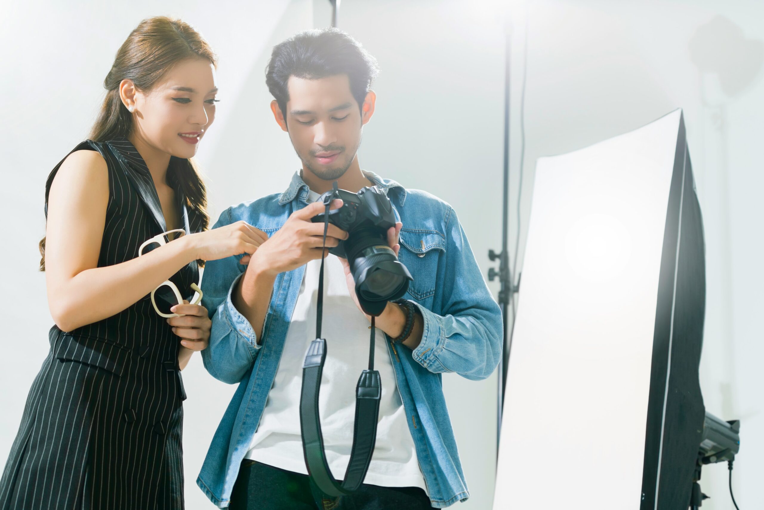 会場外でのスナップ撮影などを目的に世界中からフォトグラファーが集まる。
