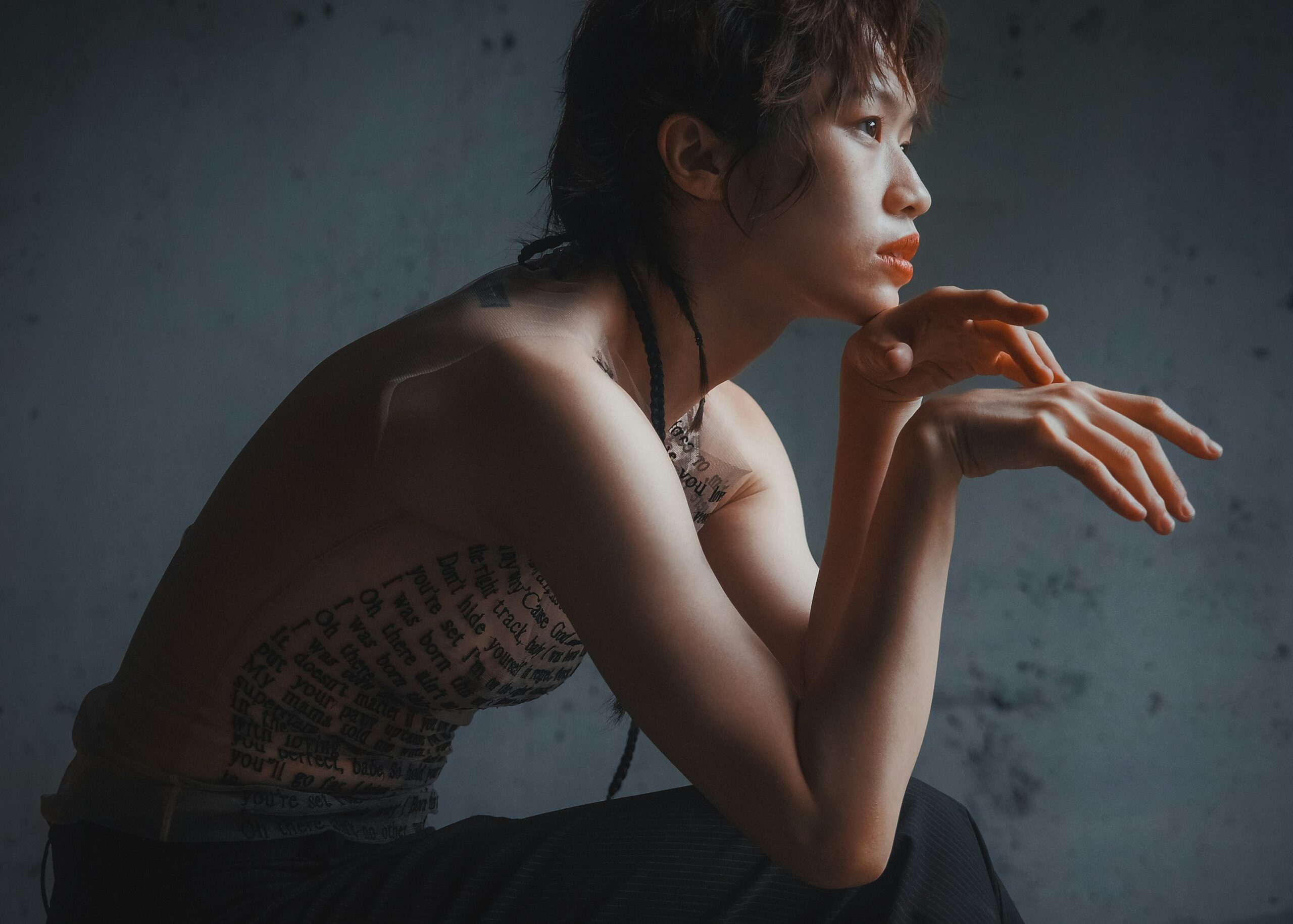 多くの人が憧れるモデルという職業。自分という存在を武器に働く姿が、多くの人を惹きつける。