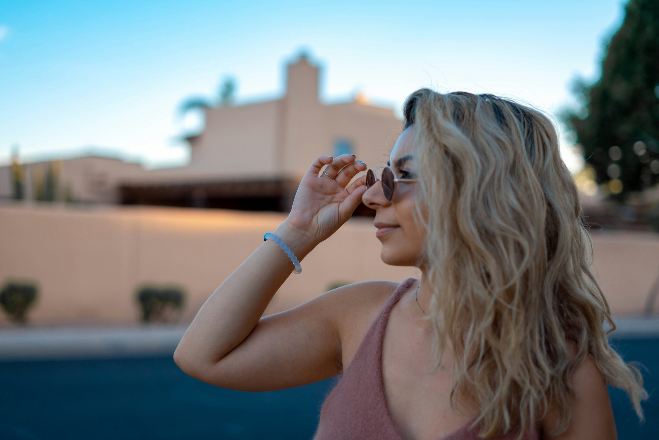 屋内の他、屋外での撮影もある。天候や気温、移動距離など、予測できない要素が多いのが特徴。