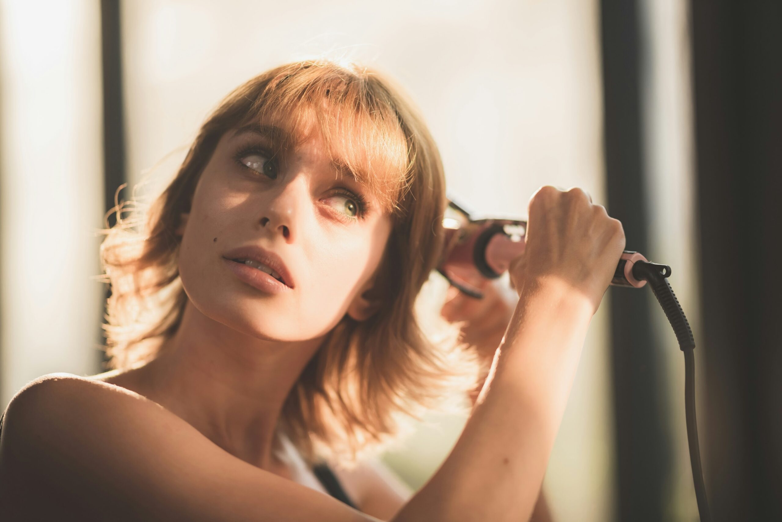 美容マニアと言えるほど、美容機器にこだわるモデルも多くいます。例えば、ヘアメイクアップアーティストはモードを変更すると毛先にうるおいが追加されるブラシ型のドライヤーを準備したり、毛穴汚れ対策に頭皮ケア用の機器も準備したりしています。